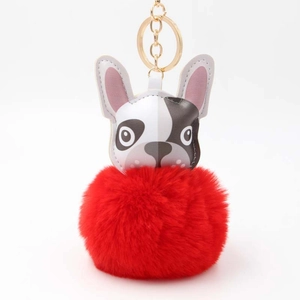 Detail eines roten Kunstpelz-Bommel und French Bulldog Leder Schlüsselanhängers