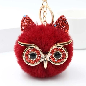 Détail du porte-clés chouette en peluche rouge foncé avec anneau métallique doré brillant