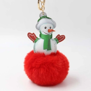 Detailansicht eines Weihnachts-Schneemann-Schlüsselanhängers mit rotem Plüsch-Pompon