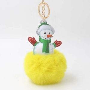 Süßer Schneemann Plüsch Schlüsselanhänger mit gelbem Fellball und grüner Mütze