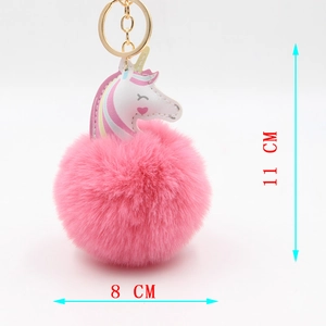 Détail du porte-clés licorne rose montrant le pompon de 8cm et la hauteur totale de 11cm