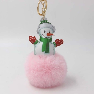 Nahaufnahme eines Weihnachts-Schneemann-Plüschanhängers mit rosa Pelzball und Goldverschluss