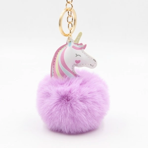Porte-clés licorne arc-en-ciel avec fourrure synthétique violette et anneau doré