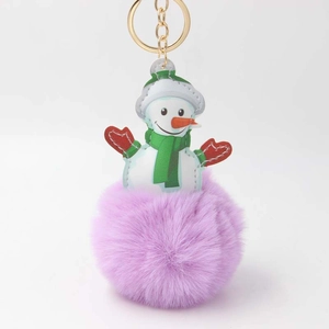 Plüschiger Schneemann Bommel Schlüsselanhänger mit lila Kunstpelz und goldenem Ring