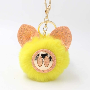 Porte-clés cochon en peluche jaune avec oreilles pailletées et anneau doré brillant