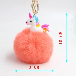 Dettaglio portachiavi unicorno in peluche con dimensioni 10 cm di altezza e 8 cm di palla