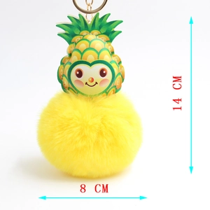 Detailansicht des 14cm Plüsch-Ananas-Schlüsselanhängers mit gelbem Pompon und Goldhaken