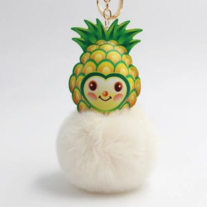 Nahaufnahme von Ananas Plüsch Schlüsselanhänger mit goldener Schließe und flauschigem Pelzball