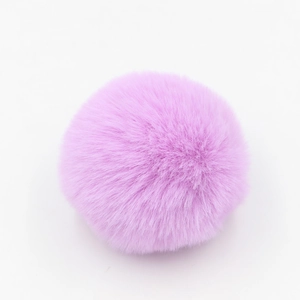 Portachiavi con pompon in pelliccia sintetica viola per decorazione borsa su bianco