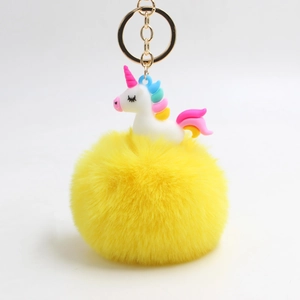 Portachiavi unicorno in peluche con figura bianca e pompon giallo in finta pelliccia