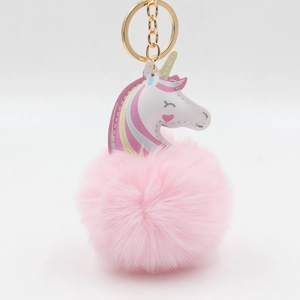 Détail d'un porte-clés licorne en peluche rose avec anneau doré et crinière arc-en-ciel