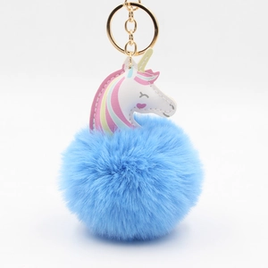 Porte-clés licorne en fausse fourrure bleue avec fermoir doré et pompon coloré