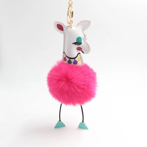 Détail d'un porte-clés alpaga mignon avec pompon en fourrure rose et fermoir doré brillant
