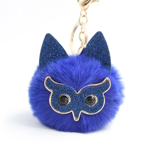 Vue détaillée du porte-clés hibou pompon bleu avec oreilles scintillantes et fermoir doré