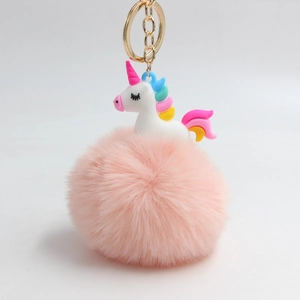 Dettaglio portachiavi a forma di unicorno rosa soffice con criniera arcobaleno