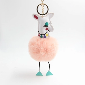 Porte-clés alpaga en pompon rose avec anneau doré et détails en similicuir blanc