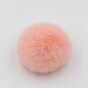 Dettaglio di un pompon rosa in finta pelliccia per borse, cappelli e accessori moda