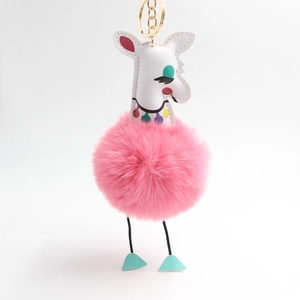 Porte-clés alpaga en fausse fourrure rose avec tête en simili cuir blanc et anneau doré