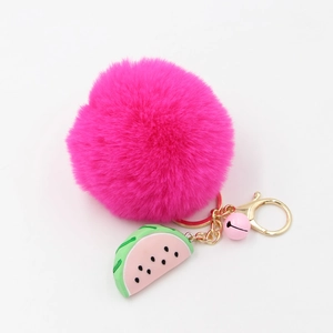 Vue détaillée du porte-clés pastèque en peluche avec clochette rose et fermoir doré