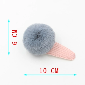 Détail de la pince à cheveux en velours rose avec pompon gris de 6 cm et longueur 10 cm