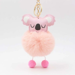Detailansicht eines weichen rosa Koala-Plüsch-Schlüsselanhängers mit goldenem Metallring