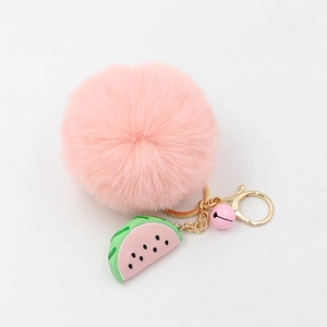 Détail du porte-clés pompon pastèque rose avec boule en fausse fourrure et clip doré