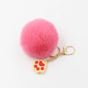 Porte-clés pompon rose avec pendentif patte de chat et mousqueton doré en métal brillant