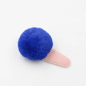 Barrette à cheveux pompon en fausse fourrure bleue avec tissu en velours côtelé rose