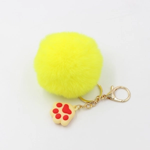 Porte-clés pompon jaune en fausse fourrure avec charm patte de chat et fermoir doré chic