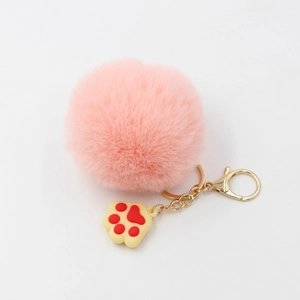 Porte-clés pompon rose en fausse fourrure avec breloque patte en silicone et fermoir doré