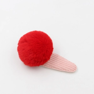 Pince à cheveux avec pompon rouge et base en velours côtelé rose pour coiffure tendance