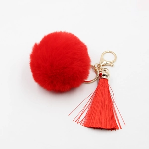 Porte-clés pompon rouge vif avec gland assorti et accessoires en métal doré