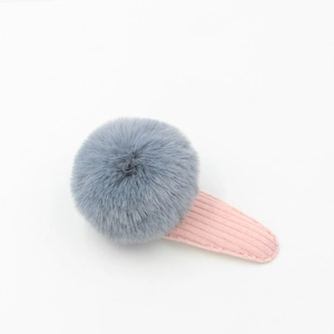 Barrette à cheveux avec pompon gris et velours rose pour filles sur fond blanc