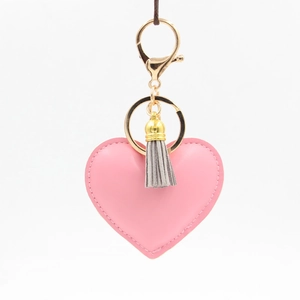 Porte-clés cœur en cuir rose avec pompon gris et fermoir métallique doré détaillé
