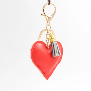Porte-clés cœur rouge en cuir avec fermoir mousqueton doré et pompon gris élégant
