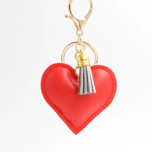Porte-clés cœur en cuir PU rouge avec anneau doré et pendentif décoratif à pompon gris