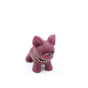 Détail du porte-clés bouledogue français rouge foncé avec un collier noir à rivets dorés