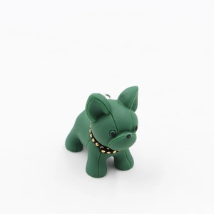 Gros plan du porte-clés bouledogue français vert foncé avec finition mate et collier clouté