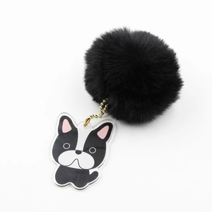 Vue détaillée du pompon noir et du pendentif bouledogue français en acrylique sur porte-clés
