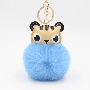 Porte-clés tigre mignon en simili cuir avec un grand pompon en peluche bleu ciel