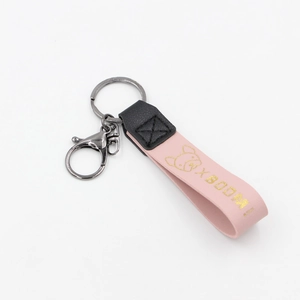 Détails du porte-clés en cuir rose et noir avec lettrage BOOM! doré et anneau métallique