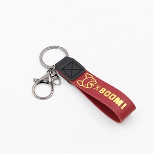 Détail de la dragonne de porte-clés en cuir rouge et noir avec tête de bouledogue