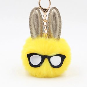 Portachiavi con coniglio di peluche giallo con orecchie lunghe e occhiali neri trendy