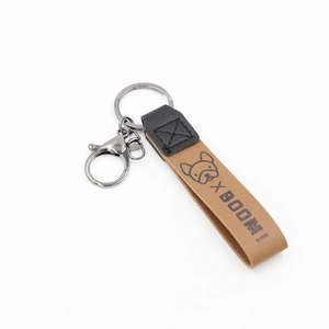 Porte-clés bouledogue industriel avec sangle en cuir marron et mousqueton en métal