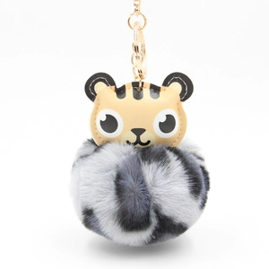 Détail de tête de tigre en cuir PU avec un pompon en fausse fourrure rayée douce