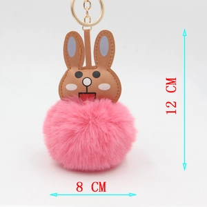 Détail du porte-clés lapin en peluche rose de 12x8cm avec détails en cuir marron