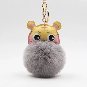 Porte-clés tête de tigre en PU avec grand pompon gris et anneau doré pour sacs