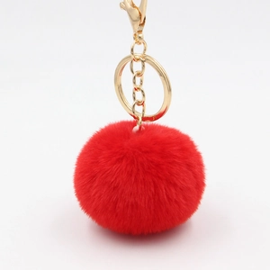 Porte-clés pompon en fausse fourrure rouge vif avec fermoir mousqueton doré et anneau décoratif