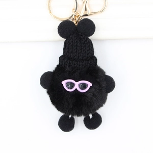 Porte-clés créatif en peluche noire avec lunettes de soleil roses et bonnet tricoté