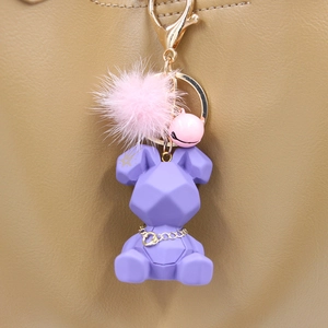 Porte-clés ours géométrique violet avec pompon en fourrure rose et clochette de sac